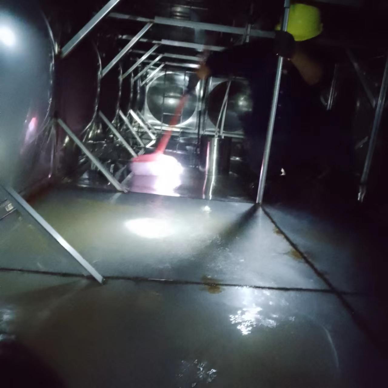 上海松江区泗泾镇水箱清洗公司 泗泾小区屋顶清洗水箱